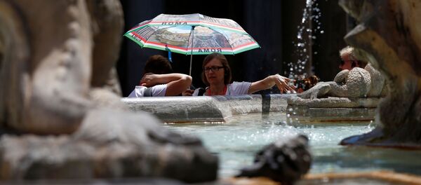 Туристы в жаркую погоду в Риме - Sputnik Беларусь