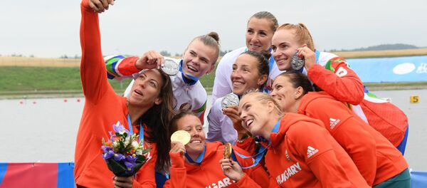 Белорусские гребчихи на пьедестале Белорусские гребчихи на пьедестале - Sputnik Беларусь