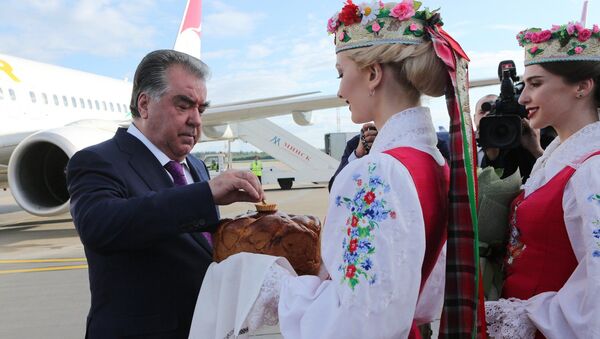 Президент Таджикистана в аэропорту Минска - Sputnik Беларусь