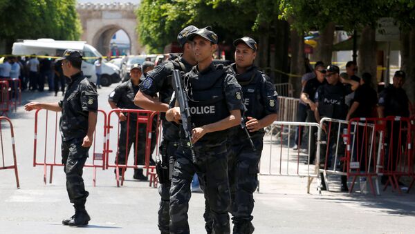 Полицейские на месте взрыва в Тунисе - Sputnik Беларусь