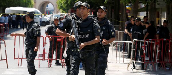 Полицейские на месте взрыва в Тунисе - Sputnik Беларусь