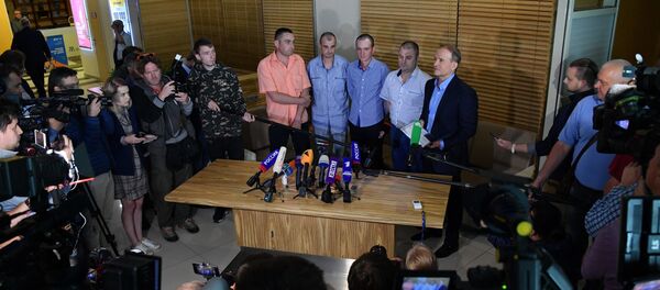 Передача четырех военнопленных Киеву в Минском аэропорту Передача четырех военнопленных Киеву в Минском аэропорту - Sputnik Беларусь