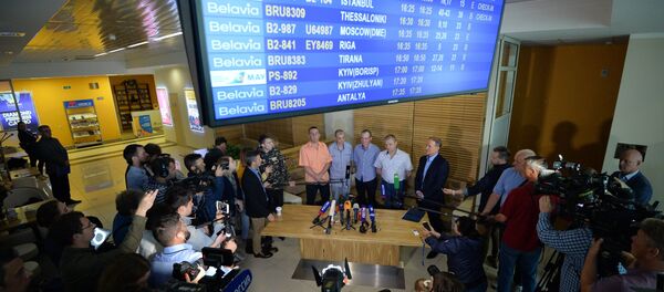 Передача украинских военнопленных в аэропорту Минска - Sputnik Беларусь