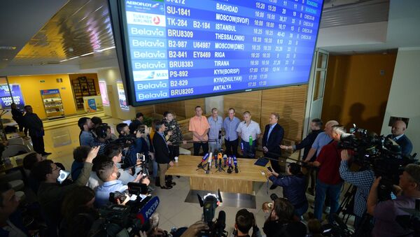 Передача украинских военнопленных в аэропорту Минска - Sputnik Беларусь