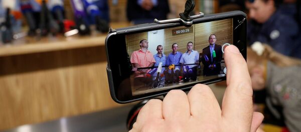 Передача украинских военнопленных в аэропорту Минска Передача украинских военнопленных в аэропорту Минска - Sputnik Беларусь