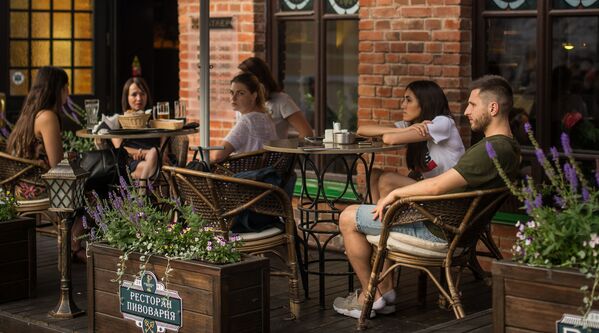 Минчане отдыхают на летних террасах кафе Минчане отдыхают на летних террасах кафе - Sputnik Беларусь