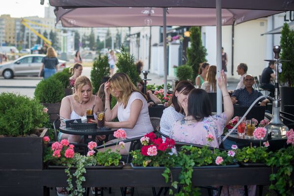Минчане отдыхают на летних террасах кафе - Sputnik Беларусь