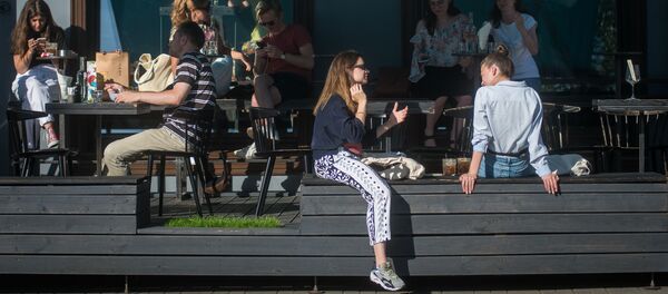 Минчане отдыхают на летних террасах кафе - Sputnik Беларусь
