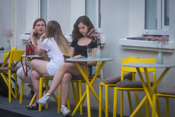 Минчане отдыхают на летних террасах кафе - Sputnik Беларусь