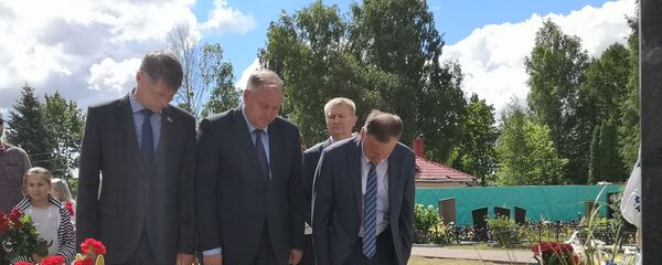 Руководство Витебска у памятника Родиону Бассу - Sputnik Беларусь