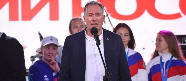 Со сцены болельщиков с Днем культуры России поздравили посол России Дмитрий Мезенцев и глава ОКР Станислав Поздняков. - Sputnik Беларусь