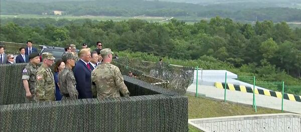 Президенты США и Южной Кореи Дональд Трамп и Мун Чжэ Ин осмотрели позиции КНДР с наблюдательного пункта в демилитаризованной зоне - Sputnik Беларусь