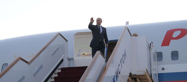Президент РФ Владимир Путин на трапе самолета  - Sputnik Беларусь