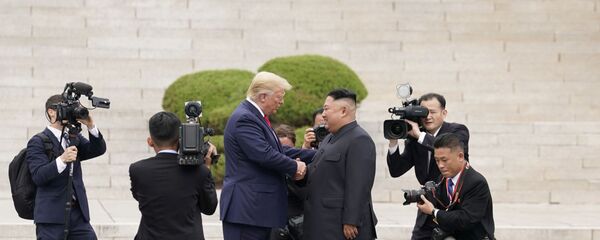  Рукопожатие на линии раскола в Корее лидеров США и КНДР  - Sputnik Беларусь