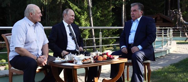 Неформальная беседа президентов Беларуси, России и Таджикистана - Sputnik Беларусь