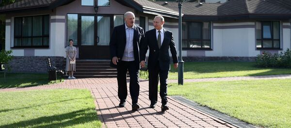 Президент РФ Владимир Путин и президент Беларуси Александр Лукашенко (слева) - Sputnik Беларусь