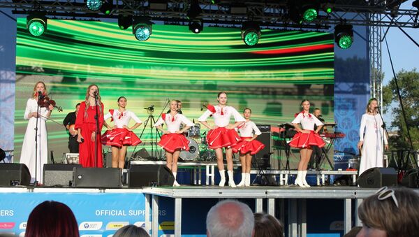 На сцэне выступілі як музычныя, так і танцавальныя калектывы - Sputnik Беларусь