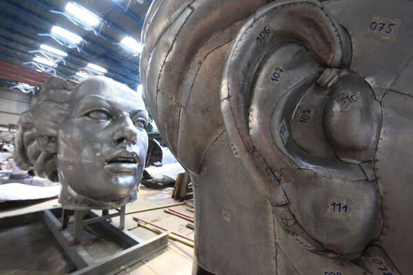 Работы по реконструкции монумента скульптора Веры Мухиной Рабочий и колхозница были начаты в 2003 году и завершены в 2009-м. - Sputnik Беларусь