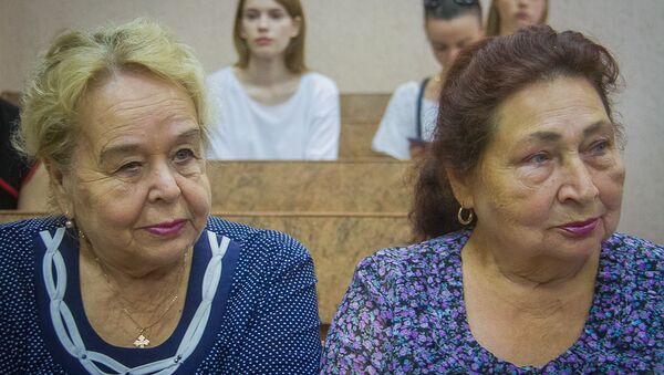 Слева - мать убитого бизнесмена Метельского - Sputnik Беларусь