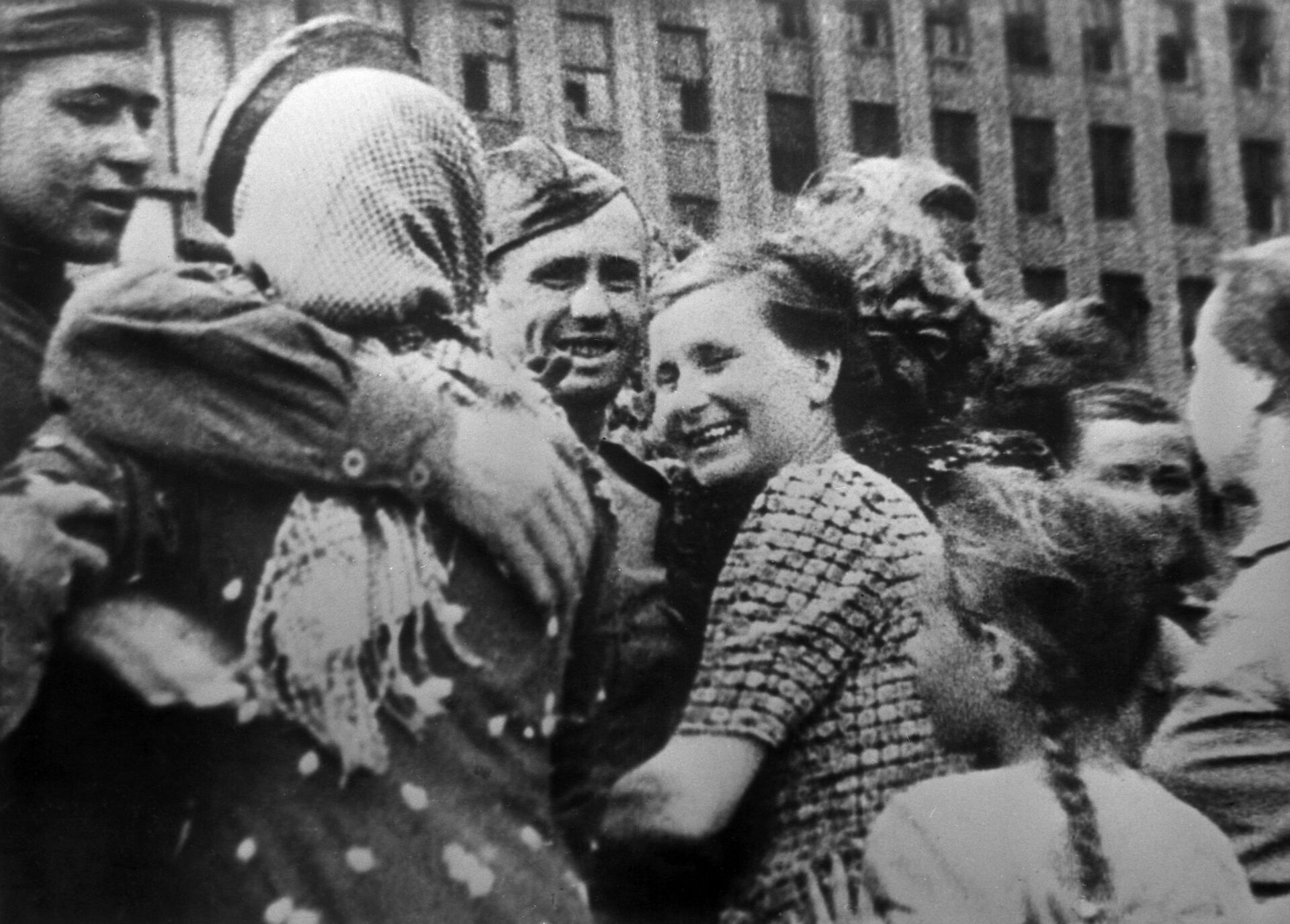 Жители Минска встречают советских воинов (Минская наступательная операция 29 июня - 4 июля 1944 года) - Sputnik Беларусь, 1920, 22.06.2022