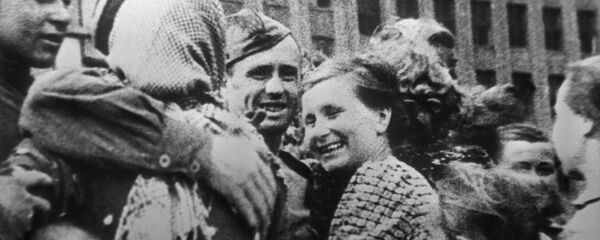 Жыхары Мінска сустракаюць савецкіх воінаў (Мінская наступальная аперацыя 29 чэрвеня - 4 ліпеня 1944 году) Жыхары Мінска сустракаюць савецкіх воінаў (Мінская наступальная аперацыя 29 чэрвеня - 4 ліпеня 1944 году) - Sputnik Беларусь
