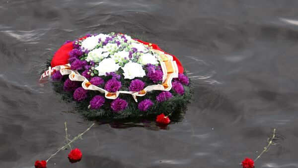 Венок, спущенный на воду во время церемонии увековечения памяти экипаж - Sputnik Беларусь