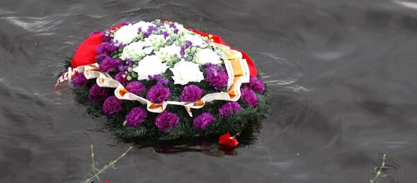 Венок, спущенный на воду во время церемонии увековечения памяти экипаж - Sputnik Беларусь