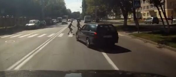 Спешащая женщина едва не сбила на переходе в Гомеле трех детей  - Sputnik Беларусь