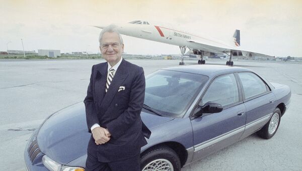 Председатель Chrysler Ли Якокка позирует рядом с новым Chrysler Concorde на фоне British Airways Concorde в понедельник, 13 июля 1992 года, в нью-йоркском международном аэропорту имени Джона Кеннеди. - Sputnik Беларусь