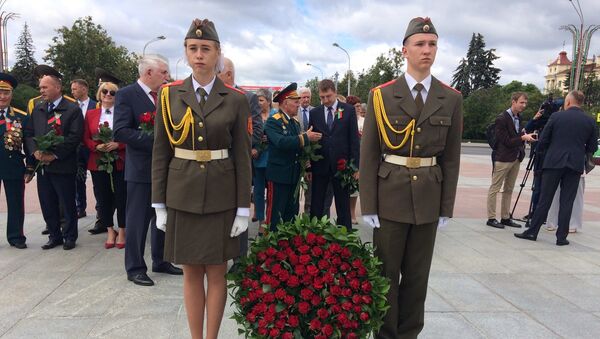 Церемония возложения цветов в монументу на Площади Победы в центре Минска - Sputnik Беларусь