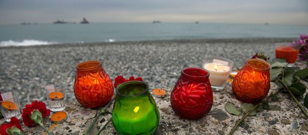 Цветы и свечи в память о погибших в море - Sputnik Беларусь