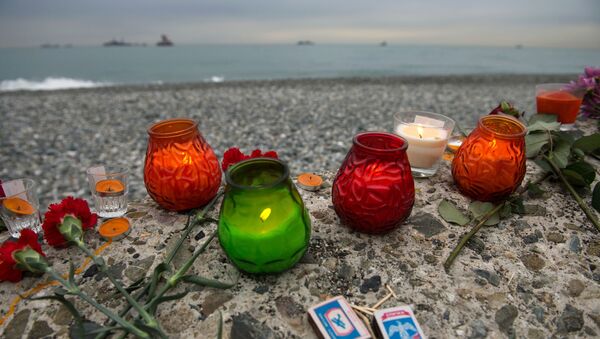 Цветы и свечи в память о погибших в море - Sputnik Беларусь