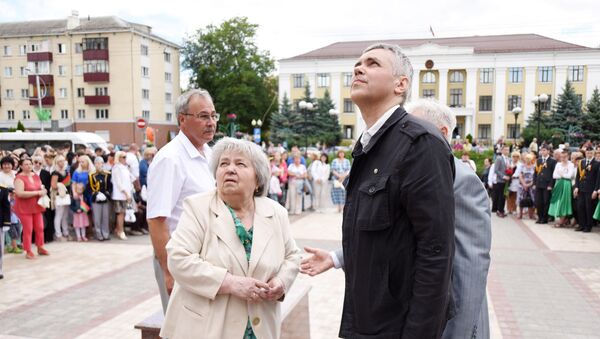 Иван Афанасьев со своей семьей на открытии памятника братьям Лизюковым - Sputnik Беларусь