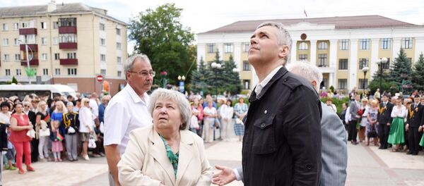 Иван Афанасьев со своей семьей на открытии памятника братьям Лизюковым - Sputnik Беларусь