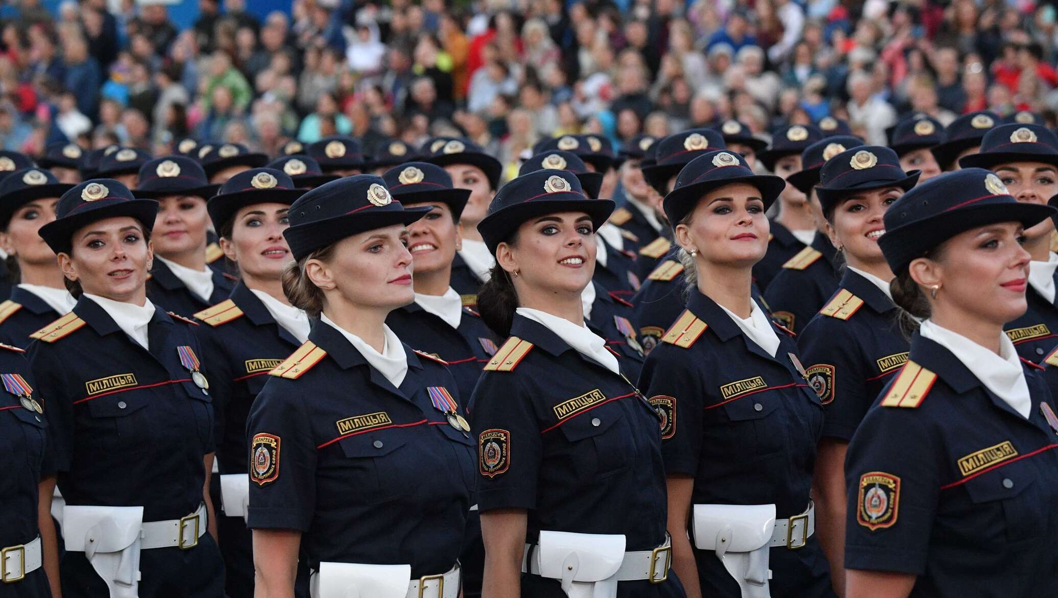 Органы внутренних дел беларуси. Парад МВД Минск. Женщины полицейские на параде. Парад полиции девушки. Девушки МВД на параде.