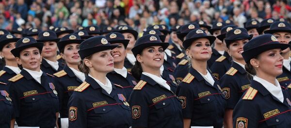 Девушки, которые служат в милиции, впервые приняли участие в параде на День Независимости Девушки, которые служат в милиции, впервые приняли участие в параде на День Независимости - Sputnik Беларусь