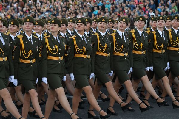 В параде приняли участие два женских расчета Вооруженных сил Республики Беларусь - Sputnik Беларусь
