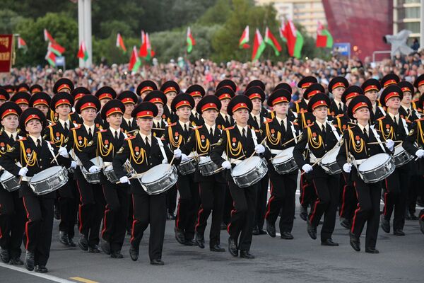 Пеший парад открыли курсанты Суворовского училища - Sputnik Беларусь