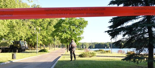 Супрацоўнікі праваахоўных органаў працуюць у чацвер раніцай у парку Перамогі Супрацоўнікі праваахоўных органаў працуюць у чацвер раніцай у парку Перамогі - Sputnik Беларусь