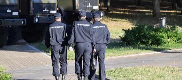 Сотрудники Следственного комитета работают в четверг утром в парке Победы, из которого велся салют - Sputnik Беларусь