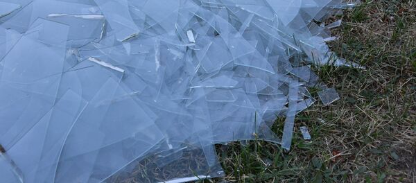 Разбитые оконные стекла в результате ЧП 3 июля - Sputnik Беларусь