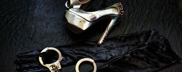 Женские туфли и перчатки, наручники, архивное фото - Sputnik Беларусь