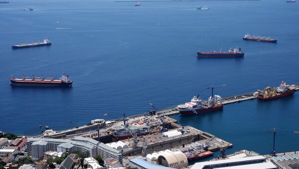 Морской порт Гибралтара. На дальнем плане - испанский город Альхесирас (Algeciras) - Sputnik Беларусь