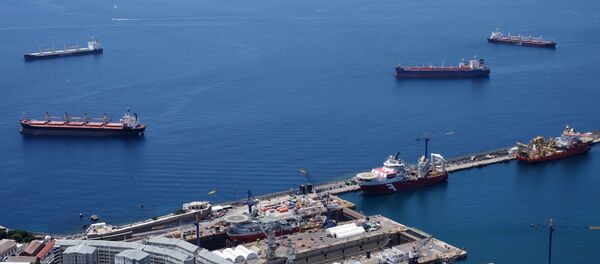 Морской порт Гибралтара. На дальнем плане - испанский город Альхесирас (Algeciras) - Sputnik Беларусь