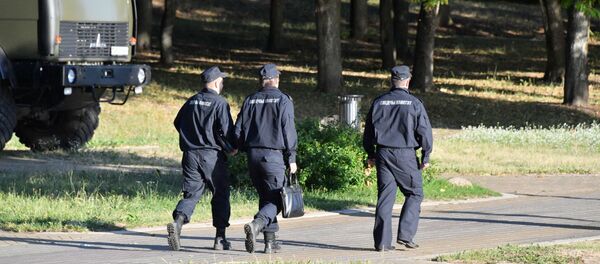Сотрудники СК Беларуси возле места ЧП на салюте в Минске Сотрудники СК Беларуси возле места ЧП на салюте в Минске - Sputnik Беларусь