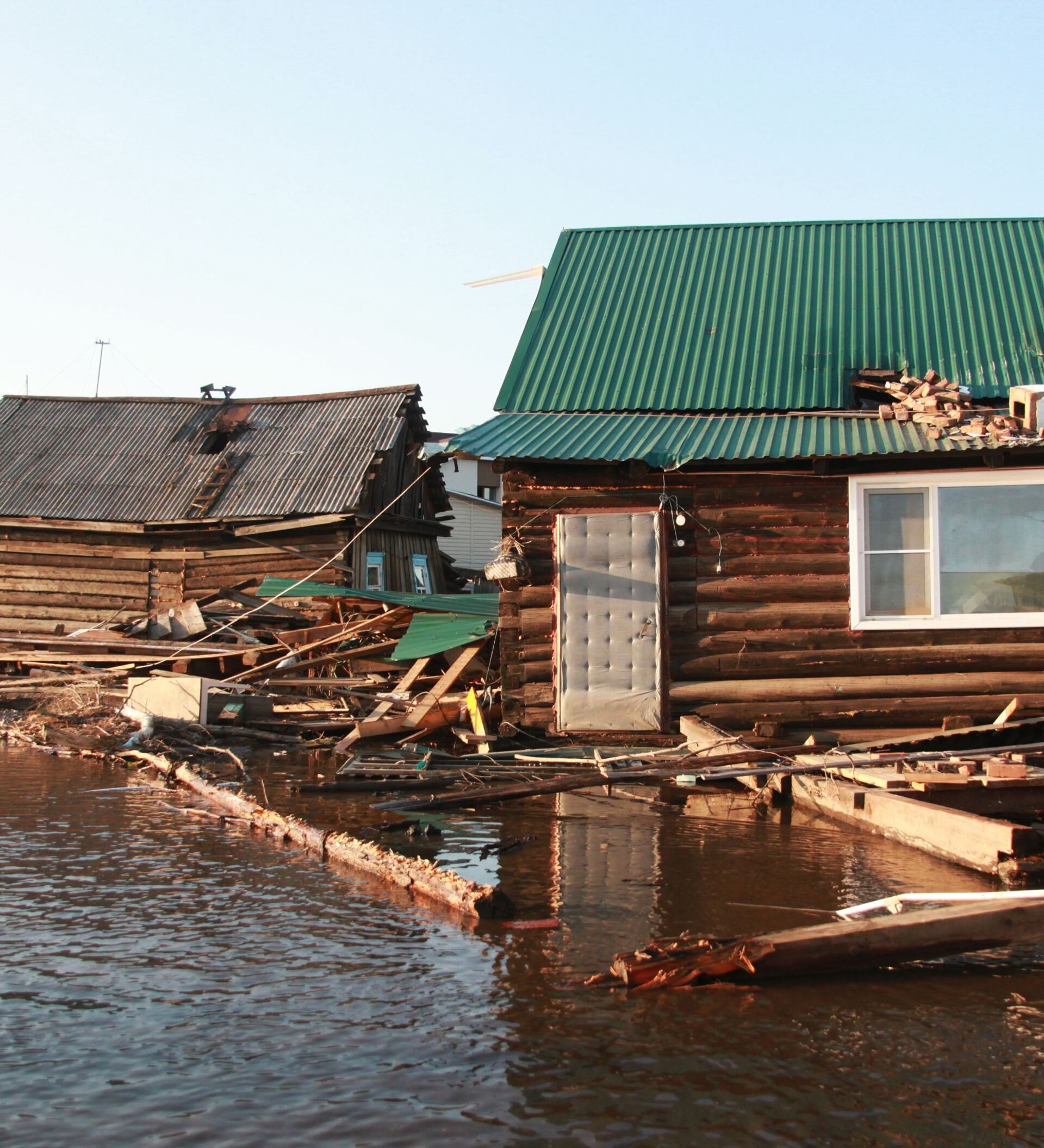 Дом попал в зону подтопления. Страхование жилья от паводка. Ликвидация наводнений в России. Погода в Иркутской области д быстрая.