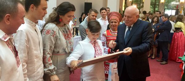 Мезенцаў падарыў сыну Макея аўтограф Цімаці Мезенцаў падарыў сыну Макея аўтограф Цімаці - Sputnik Беларусь