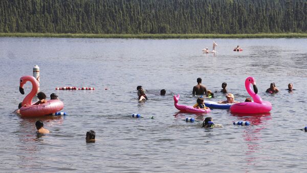 Дети купаются в озере на Аляске - Sputnik Беларусь