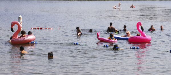 Дети купаются в озере на Аляске - Sputnik Беларусь