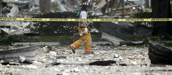 Спасатель возле места взрыва во Флориде - Sputnik Беларусь